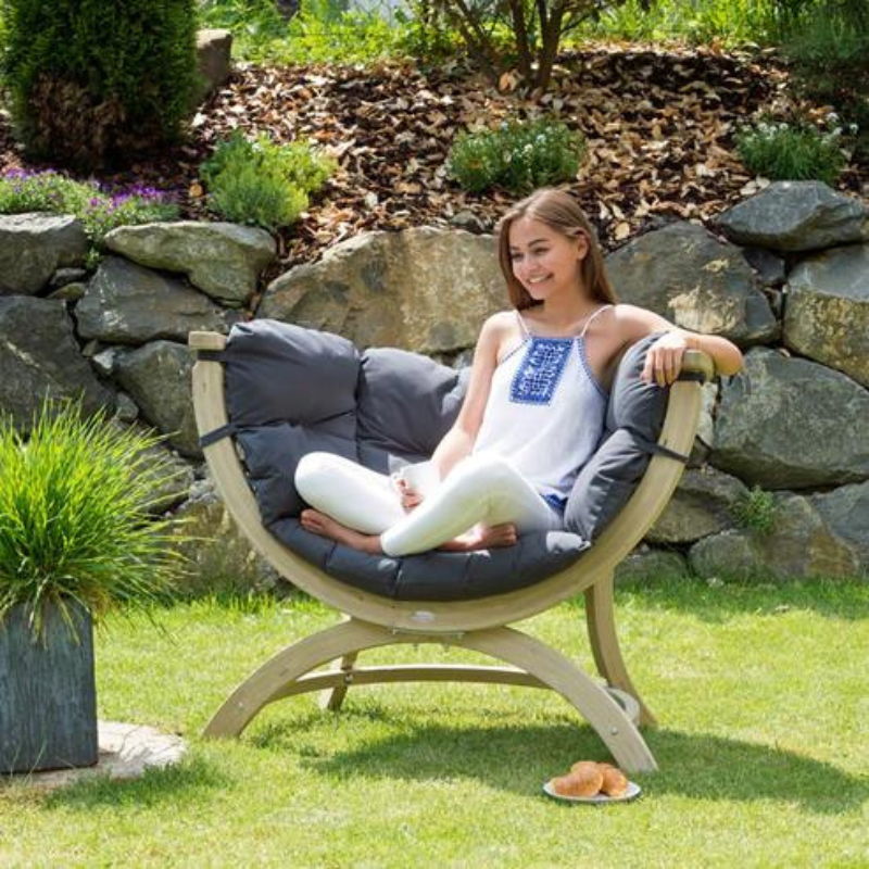 This softly upholstered Globo Siena Uno Seat sofa will look wonderful in any house or garden. It will seat one adult comfortably and comes with a large, soft upholstered cushion (washable) that guarantees perfect relaxation.