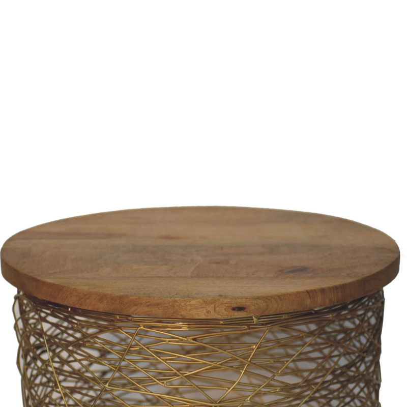 This side table can provide your living room with a fresh, industrial look. The striking metal netted base, will stand out in any interior. The table top's light wood colour will undoubtedly complement any interiors of a modern, industrial or minimalist persuasion.