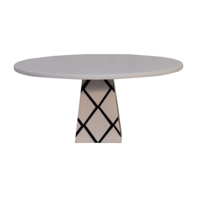 Update your home decor with this cake stand which will make a wonderful centrepiece thanks to its beautiful cross pattern design and spacious flat top.  It can be used to display muffins, cakes, and scones or as a charcuterie board in the kitchen, or be gifted to a friend or family member on a special occasion.