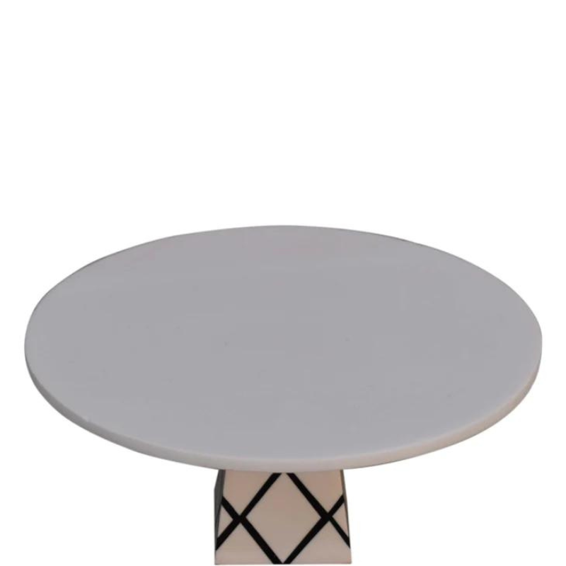 Update your home decor with this cake stand which will make a wonderful centrepiece thanks to its beautiful cross pattern design and spacious flat top.  It can be used to display muffins, cakes, and scones or as a charcuterie board in the kitchen, or be gifted to a friend or family member on a special occasion.