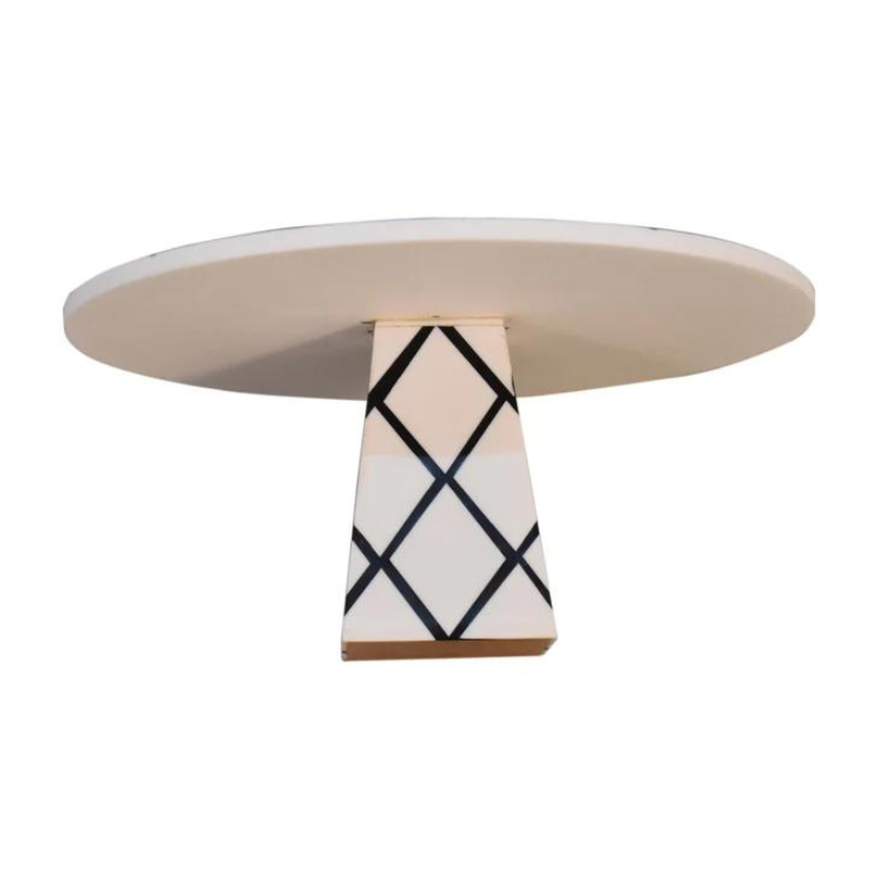 Update your home decor with this cake stand which will make a wonderful centrepiece thanks to its beautiful cross pattern design and spacious flat top.  It can be used to display muffins, cakes, and scones or as a charcuterie board in the kitchen, or be gifted to a friend or family member on a special occasion.