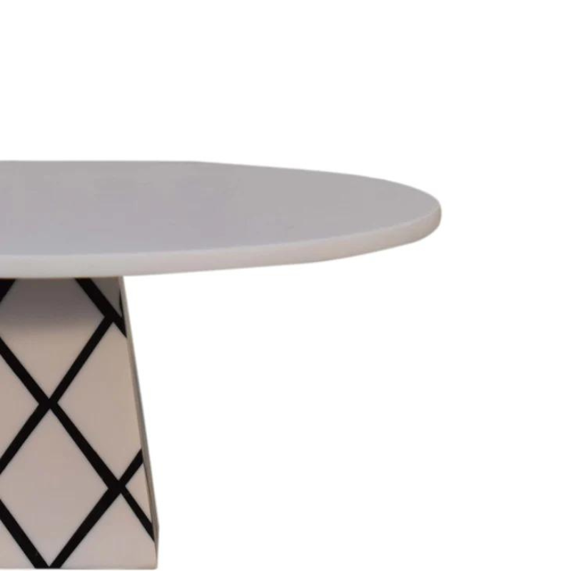 Update your home decor with this cake stand which will make a wonderful centrepiece thanks to its beautiful cross pattern design and spacious flat top.  It can be used to display muffins, cakes, and scones or as a charcuterie board in the kitchen, or be gifted to a friend or family member on a special occasion.