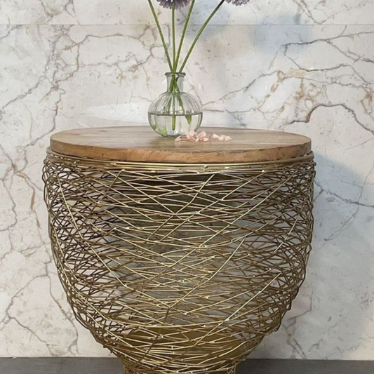 This side table can provide your living room with a fresh, industrial look. The striking metal netted base, will stand out in any interior. The table top's light wood colour will undoubtedly complement any interiors of a modern, industrial or minimalist persuasion.