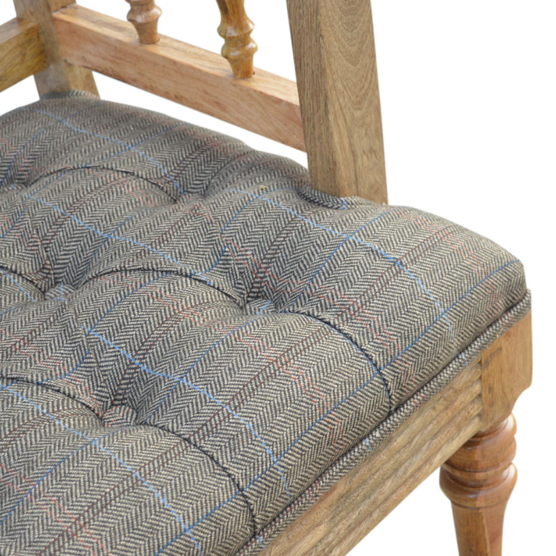 Add some luxury style to your home living area with this fabulous country tweed hallway bench. It is constructed from 100% solid mango wood in a oak-ish finish and upholstered in 100% multi tweed.  Other features include antique studs, detailed hand carved and hand turned front legs with casters and an overall oak-ish finish.